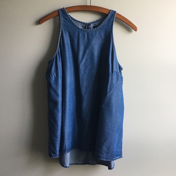 ⚪3/$15 GAP chambray tank top with keyhole back and halter style neck size small - Picture 2 of 13